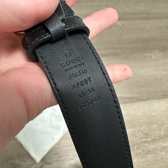 Gucci wide leather belt in black with gold buckle. Size Gucci 85.